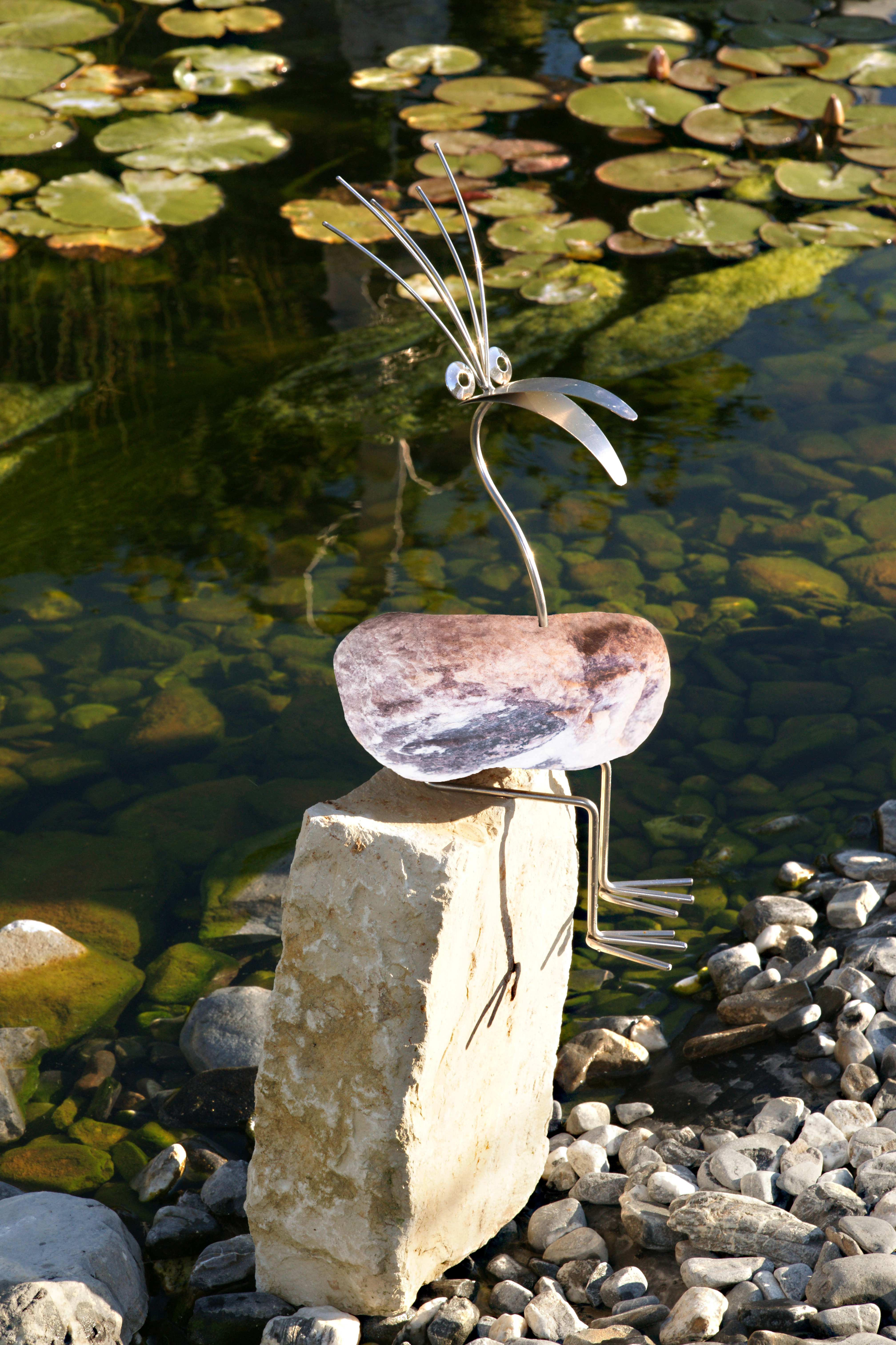 Kantenhocker-Edelstahlvogel Werner mit Naturstein. Garten und Terrassen Deko Wetterfest und rostfrei und frostsicher