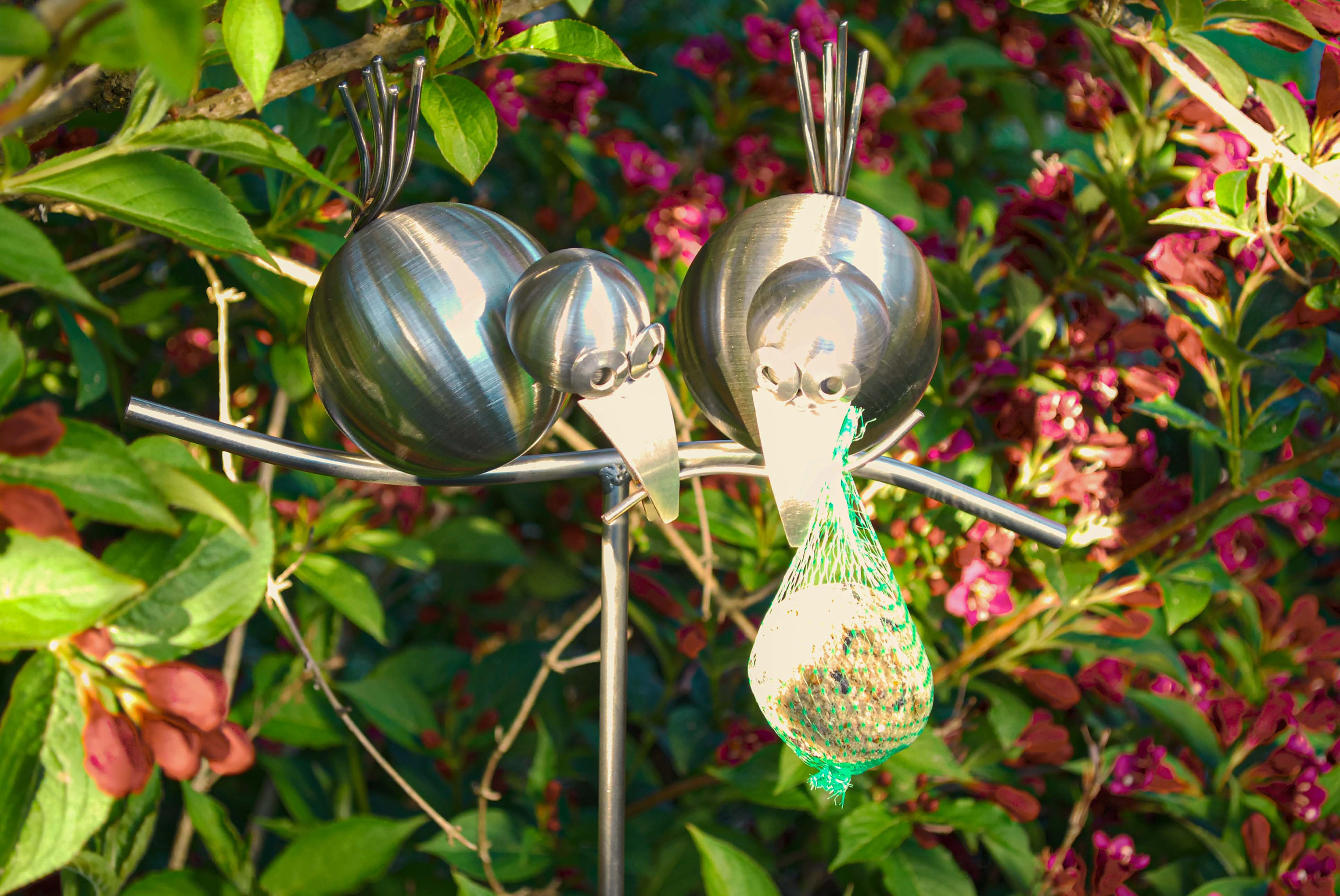 Coco Zippi auf dem Ast Meisenknödelhalter Futterstation wetterfest edelstahl blumenstecker gartenstecker J.Tiedemann manufaktur