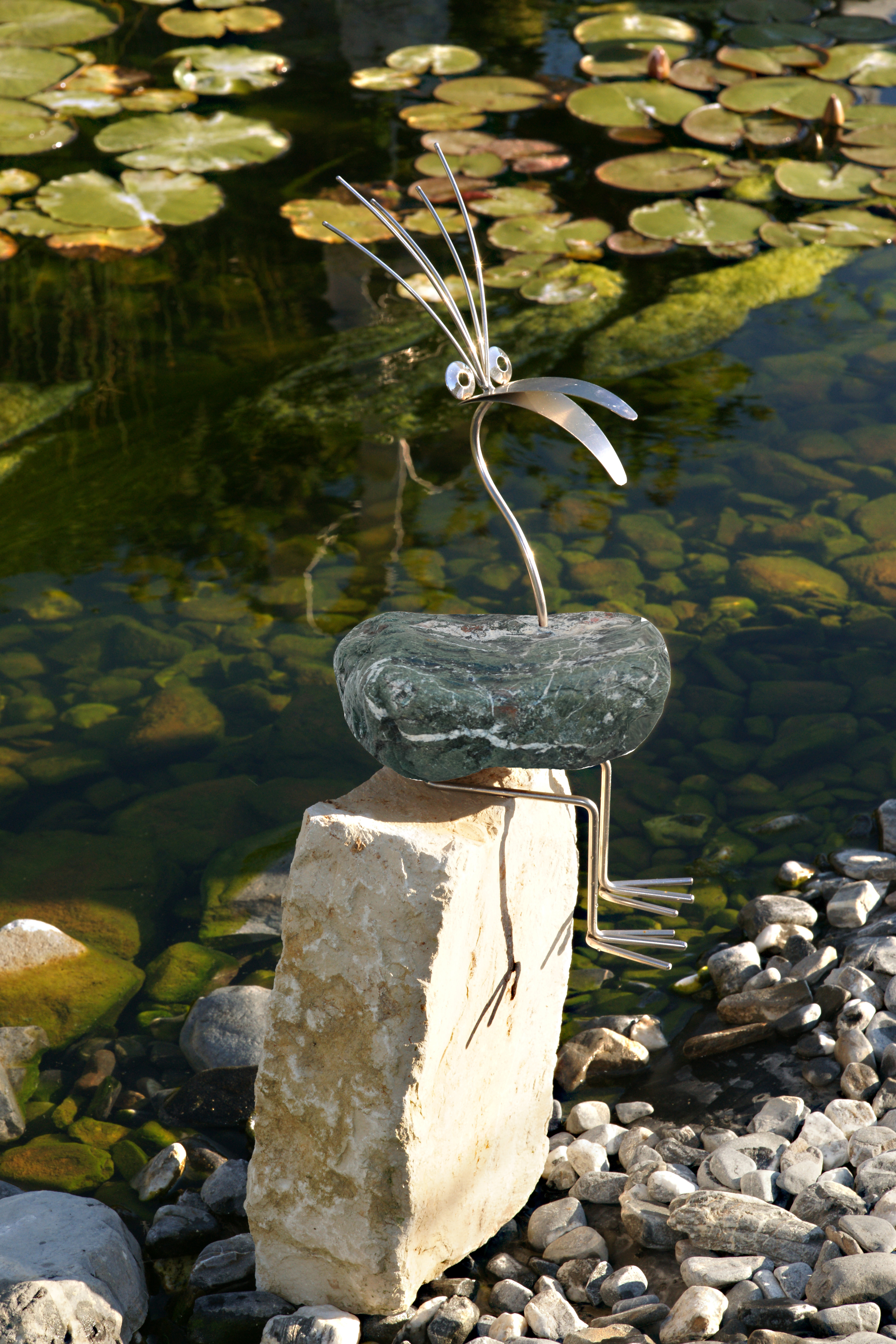 Kantenhocker-Edelstahlvogel Werner mit Naturstein. Garten und Terrassen Deko Wetterfest und rostfrei und frostsicher